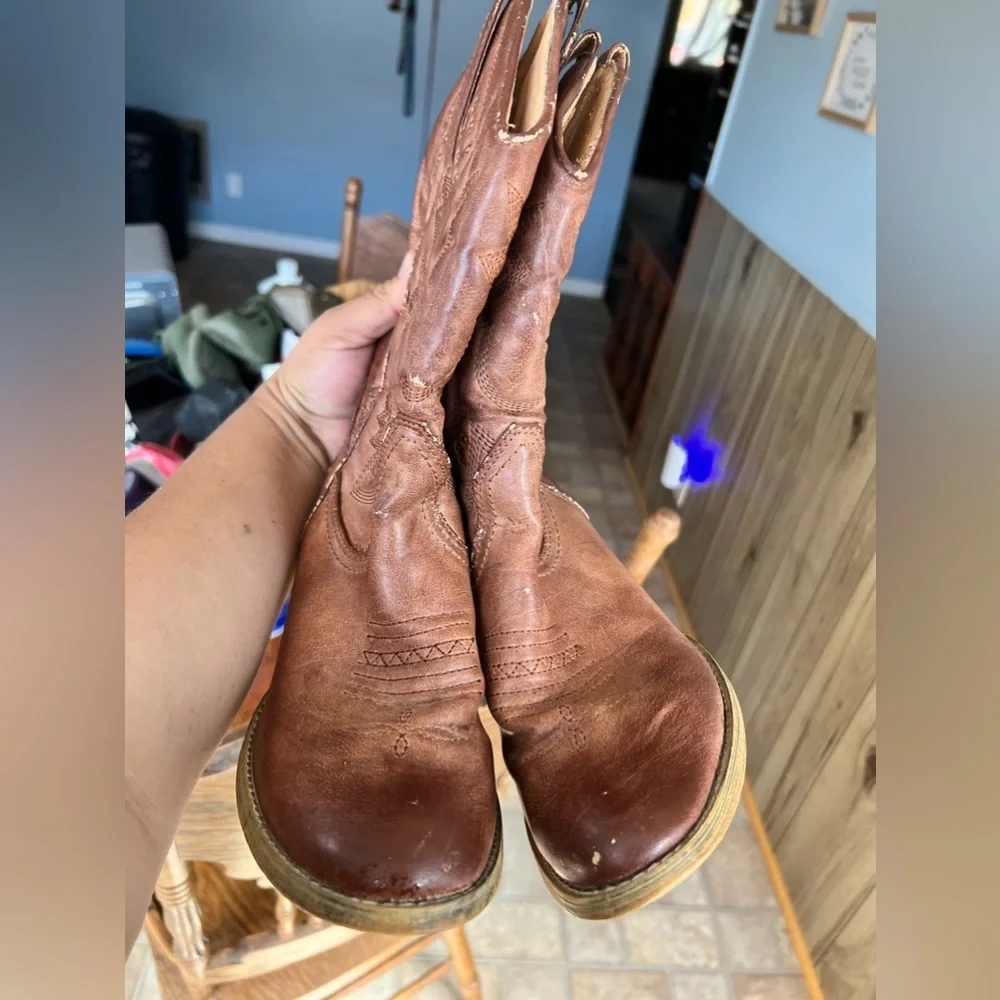 Very Volatile Boots - Picture 6 of 10